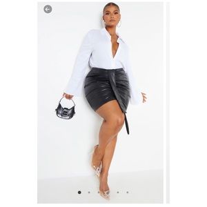 Plus black faux leather V front Ruched mini skirt